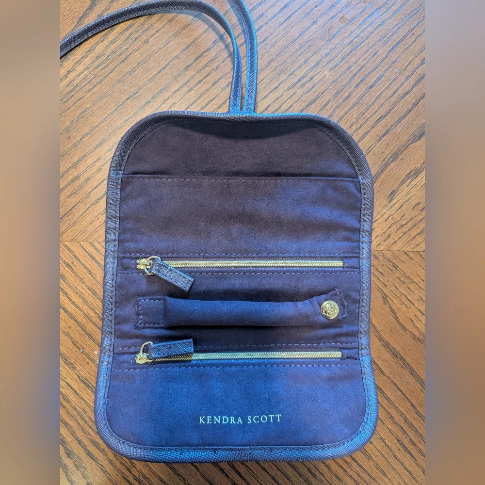 Kendra‎ Scott Purple Velvet Jewelry Case Holder